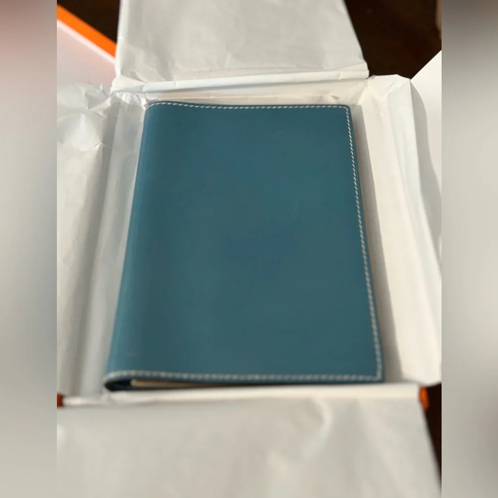Hermes Agenda/Passport Holder/Notebook Cover blue like new with original insert - Picture 2 of 9